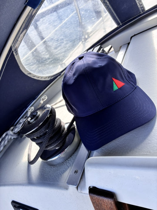 EINHAND Cap Kiel marineblau – getragen auf einem Boot